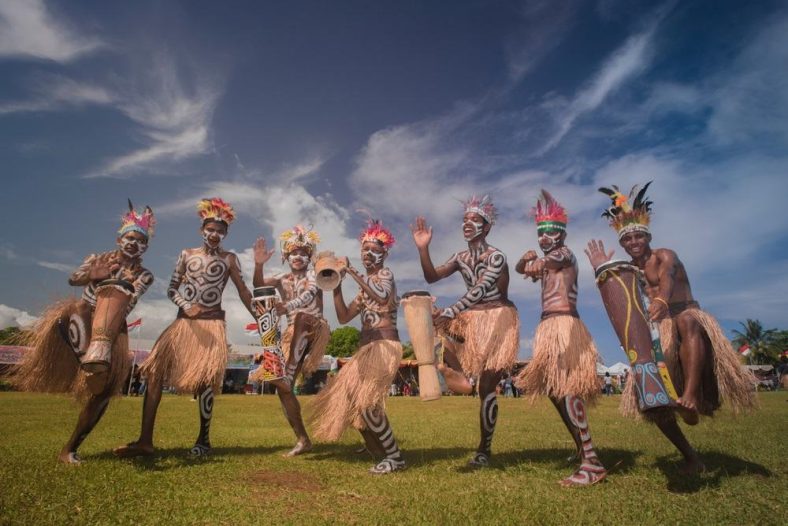 Budaya Papua Tari dan Kostum Tradisional